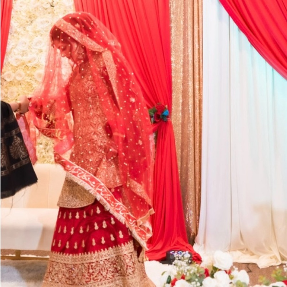 I m selling my wedding dress which I just bought it and now I m selling